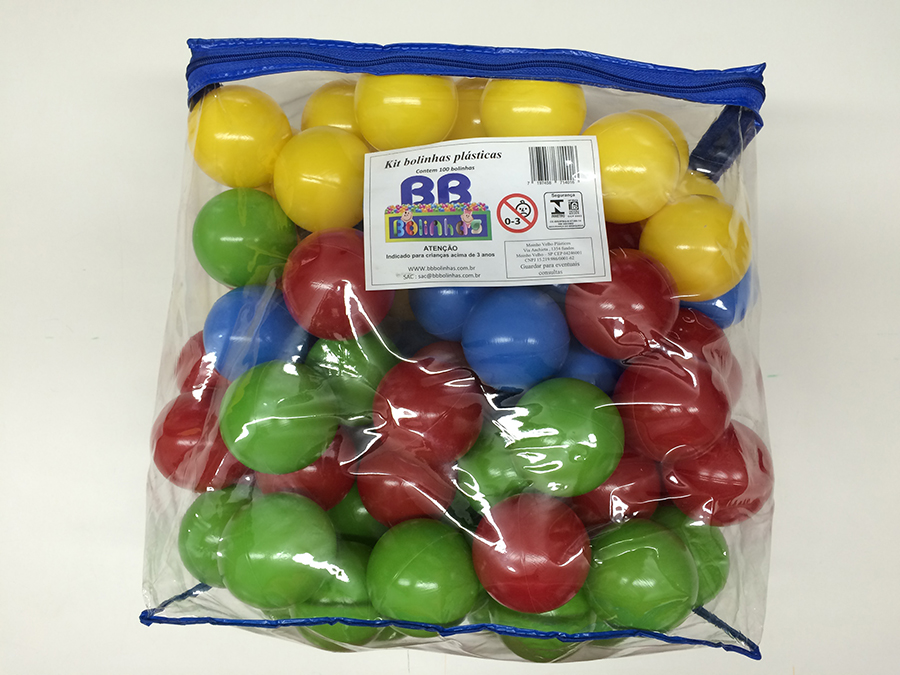 Bolas de plástico coloridas na piscina da sala de jogos