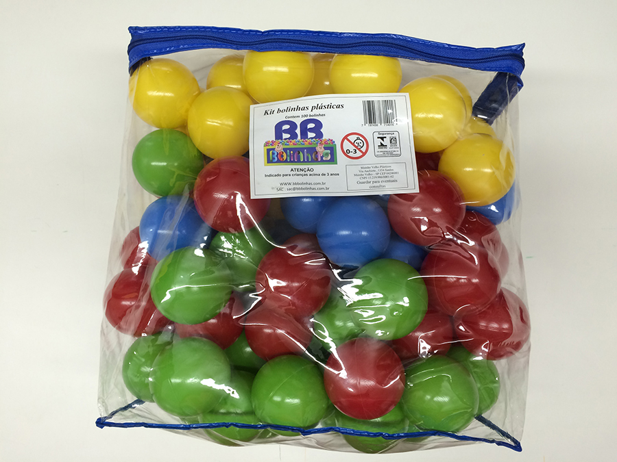 Bolas de plástico coloridas na superfície branca. itens de lazer e